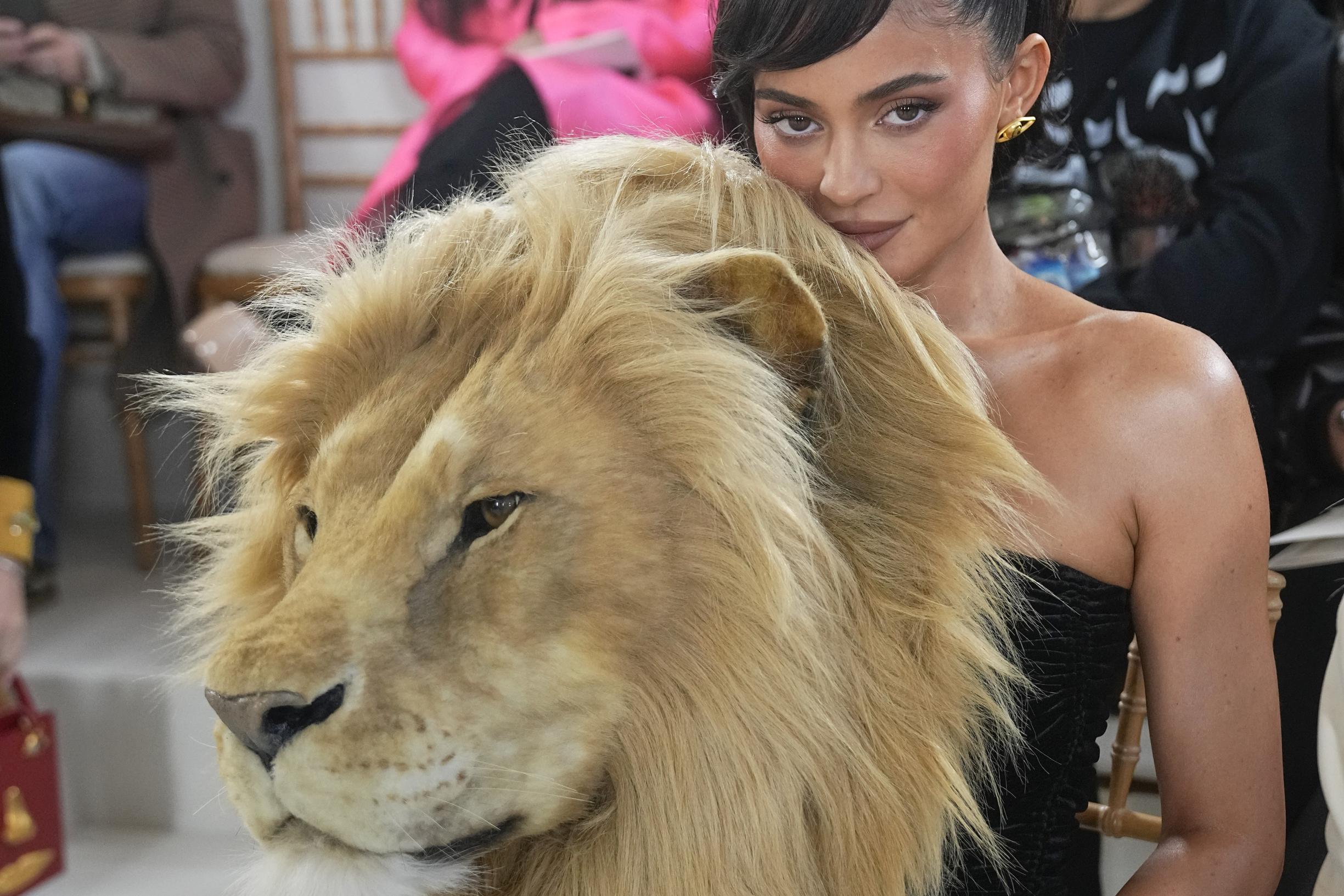Kylie Jenner en couturehuis Schiaparelli onder vuur voor verheerlijken van de jacht